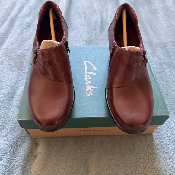 Clarks Booties NWT - New in Box Burgundy- Wish Envy - Picture 3 of 3